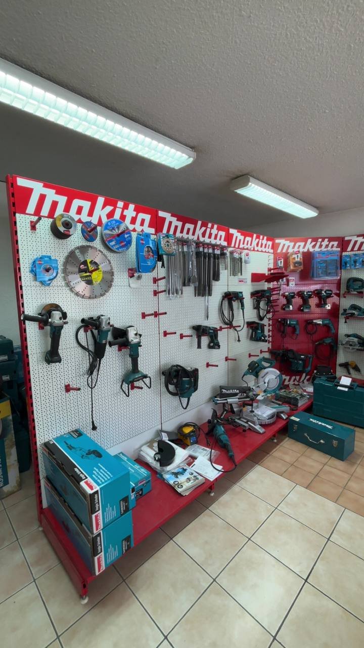 Présentoir d'outillage électroportatif Makita dans le magasin Clinic' Outil 43 au Puy-en-Velay