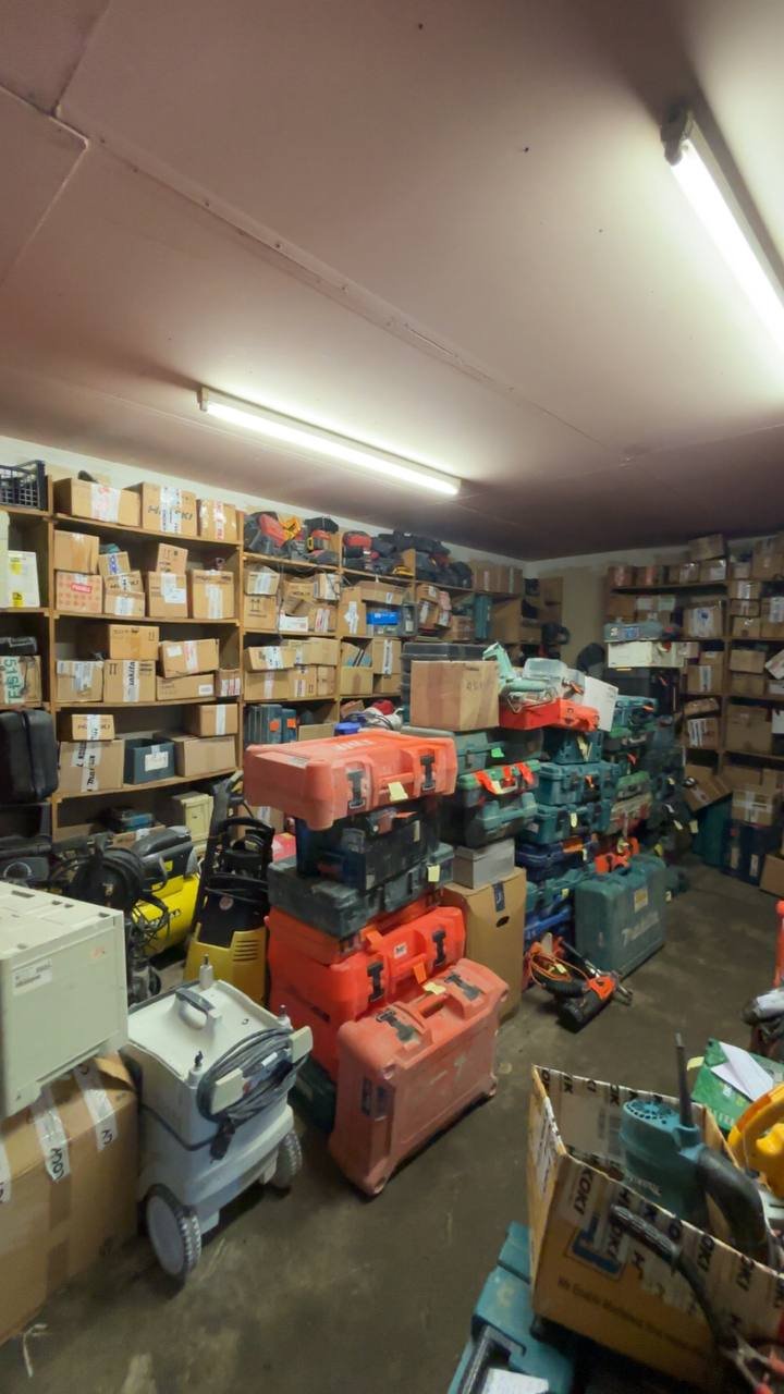 Stock de pièces détachées et de matériel dans la réserve de l'atelier Clinic' Outil 43